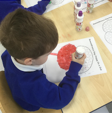 Little Birds learning about the importance of Remembrance Day. They made poppies from red paper circles and pipe cleaners to add to the field made of tissue paper.