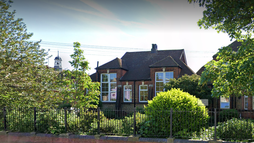 Photo of the outside of the Dartford Primary Academy building.